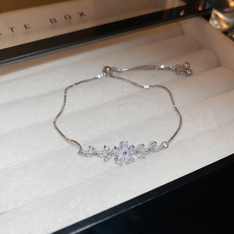 A flower zircon bracelet